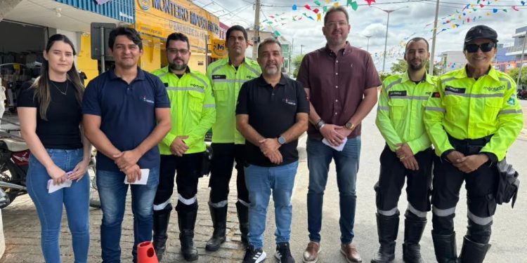MAIO AMARELO: Montran realiza blitz educativas sobre o uso de capacete no trânsito em Monteiro