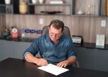 Prefeito Manezinho sanciona lei que cria subsídio no valor de R$ 0,25 para produtores de leite de cabra, reajusta salários e reestrutura carreira de servidores da saúde