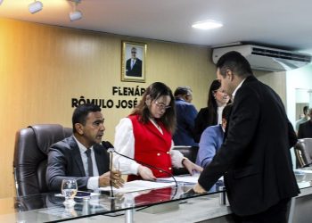 Vereadores registram o Dia do Assistente Social, Dia do Gari e aprovam 203 requerimentos na sessão desta quinta-feira