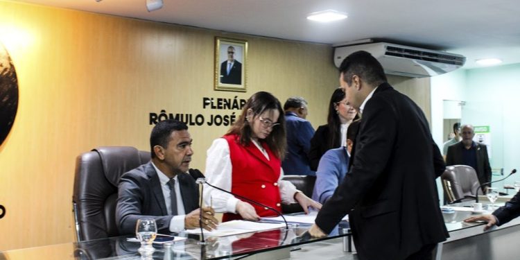 Vereadores registram o Dia do Assistente Social, Dia do Gari e aprovam 203 requerimentos na sessão desta quinta-feira