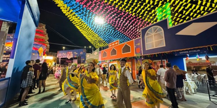 Desfile e apresentações culturais abrilhantam primeiro dia d’O Maior São João do Mundo