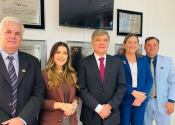 Prefeita de Monteiro Ana Paula e o vice-prefeito Cajó Menezes são recebidos pelo deputado Wellington Roberto