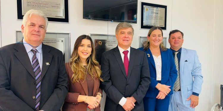 Prefeita de Monteiro Ana Paula e o vice-prefeito Cajó Menezes são recebidos pelo deputado Wellington Roberto