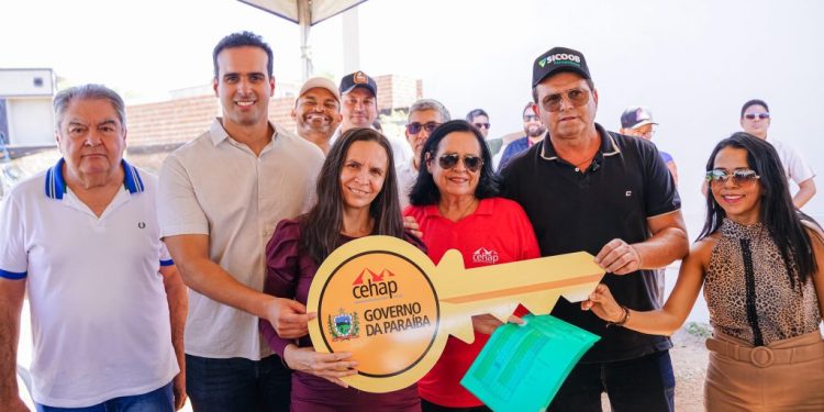 No Cariri: vice-governador Lucas Ribeiro entrega unidades habitacionais e participa do Leite Fest