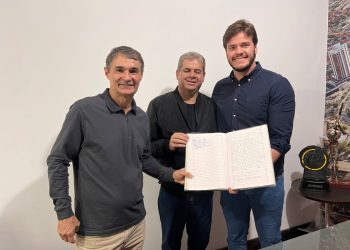 Bruno transmite cargo ao vice-prefeito Alcindor Villarim e embarca para missão oficial em Portugal