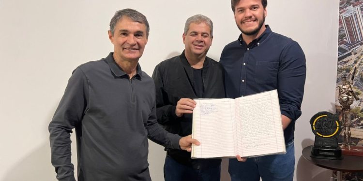 Bruno transmite cargo ao vice-prefeito Alcindor Villarim e embarca para missão oficial em Portugal Bruno transmite cargo ao vice-prefeito Alcindor Villarim e embarca para missão oficial em Portugal