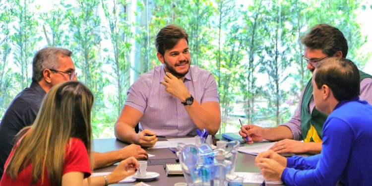 Bruno Cunha Lima reforça diálogo com servidores e anuncia avanços importantes