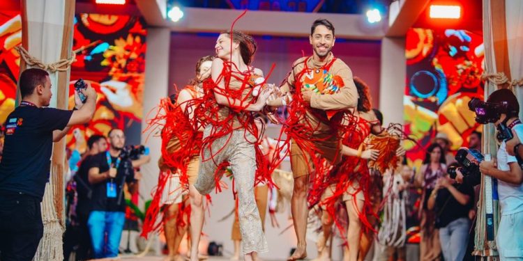 Desfile “Campina Feita à Mão” emociona público e exalta o artesanato local, a diversidade e a cultura no Parque do Povo