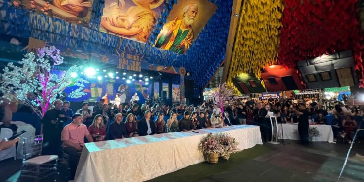 Noite de emoção e tradição: Casamento Coletivo celebra a união de 100 casais n’O Maior São João do Mundo