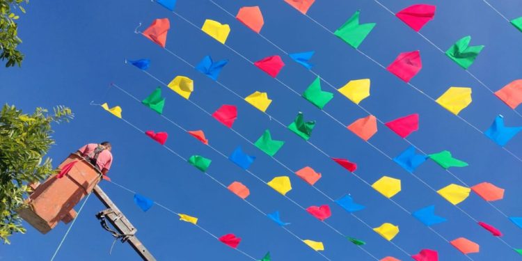 CIDADE FORRÓ: Clima de São João toma conta da cidade de Monteiro com decoração junina