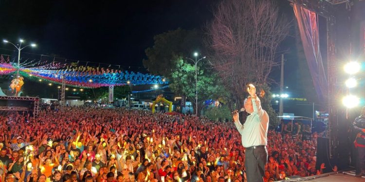 São João de Sumé atrai multidão em dois dias de evento na Praça José Américo