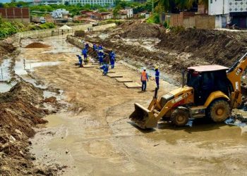 Concretagem do piso da terceira etapa do Canal de Bodocongó avança e chega à ponte do Cruzeiro
