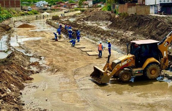 Concretagem do piso da terceira etapa do Canal de Bodocongó avança e chega à ponte do Cruzeiro