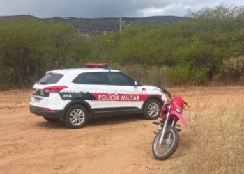 POLÍCIA MILITAR RECUPERA MOTOCICLETA COM RESTRIÇÃO DE ROUBO NA ZONA RURAL DE VISTA SERRANA