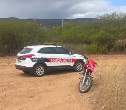 POLÍCIA MILITAR RECUPERA MOTOCICLETA COM RESTRIÇÃO DE ROUBO NA ZONA RURAL DE VISTA SERRANA