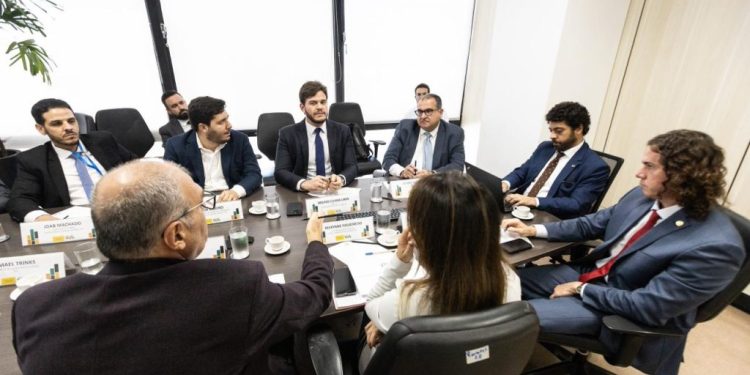 Prefeito Bruno Cunha Lima discute revitalização da linha férrea de Campina Grande em reunião no Ministério dos Transportes