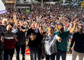 Sumé dá início ao São João 2025 com shows e grande público na Praça José Américo