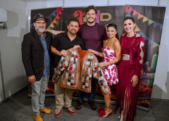 Xand Avião veste gibão de couro feito por artesão de Campina Grande, destacando a cultura nordestina viva n’O Maior São João do Mundo