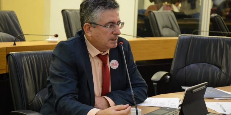 Dr. Romualdo vota favorável a empréstimo para obras hídricas, mas cobra nova tarifa social do governador