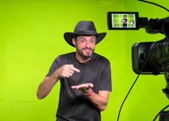 Inclusão histórica no São João de Campina Grande: surdo interpreta show no palco principal