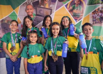 Alunos da rede municipal são destaque em olimpíada internacional e recebem homenagem no Legislativo