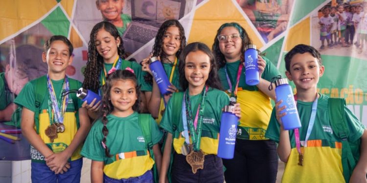 Alunos da rede municipal são destaque em olimpíada internacional e recebem homenagem no Legislativo