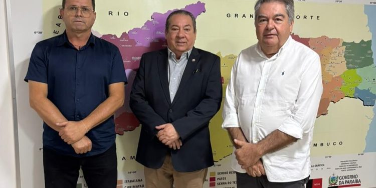 Em agenda em João Pessoa, prefeito Manezinho trata de convênio do hospital e ações nas áreas de infraestrutura e educação