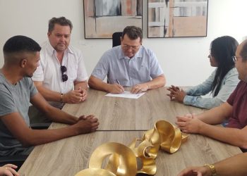 Prefeito Manezinho Lourenço assina ordem de serviço para pavimentação de seis ruas na cidade