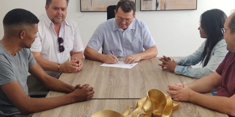 Prefeito Manezinho Lourenço assina ordem de serviço para pavimentação de seis ruas na cidade