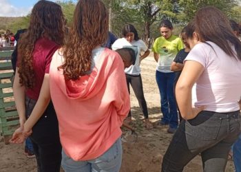 Prefeitura de Sumé realiza plantio de mudas de árvores nas escolas promovendo a consciência ambiental com os estudantes