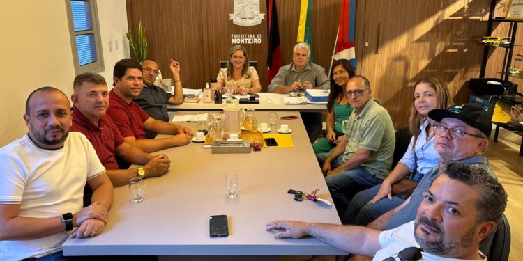 Prefeita Ana Paula e Vice Cajó recebem vereadores para apresentar e discutir metas administrativas para o 2º semestre