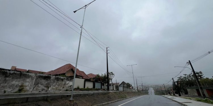 Prefeitura de Campina Grande instala 66 postes com 131 luminárias de LED na avenida Félix Araújo