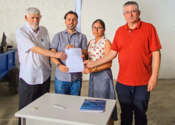 Luiz Couto e Dr. Romualdo entregam cinco microtratores para fortalecer a agricultura familiar no Cariri