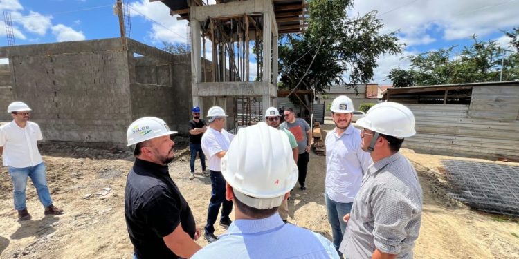 Bruno Cunha Lima inicia semana vistoriando obras do Parque Linear no Severino Cabral