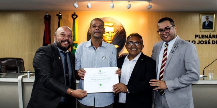 Câmara homenageia vigilante por ato de bravura e debate infraestrutura em bairros de Campina Grande Câmara homenageia vigilante por ato de bravura e debate infraestrutura em bairros de Campina Grande