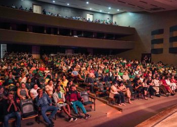Com teatro lotado, estudantes se apresentam na Noite de Talentos da EJA de Campina Grande