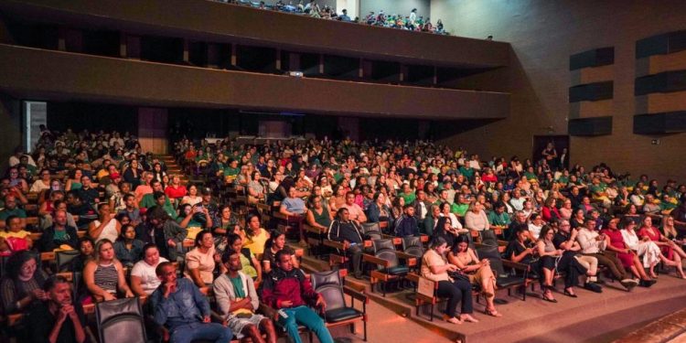 Com teatro lotado, estudantes se apresentam na Noite de Talentos da EJA de Campina Grande