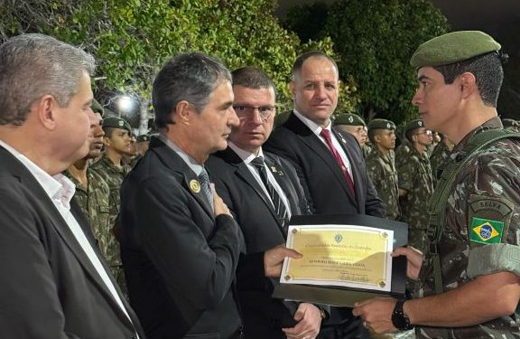 Deputado Romero Rodrigues recebe Título de Colaborador Emérito do Exército em Campina Grande