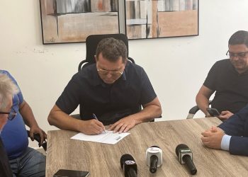 Prefeito de Sumé assina ordem de serviço para obras de calçamentos em Pio X e Assentamento Mandacaru