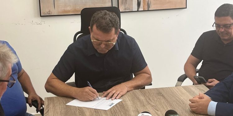 Prefeito de Sumé assina ordem de serviço para obras de calçamentos em Pio X e Assentamento Mandacaru