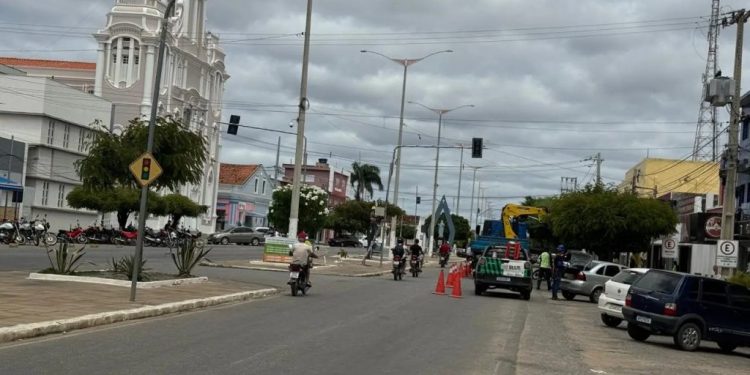 Monteiro ganha novos semáforos sensoriais, reforçando segurança no trânsito