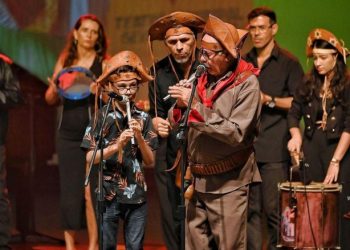 Dia dos Pais: professor do Centro Cultural Lourdes Ramalho relata sobre legado da música na família e como essa herança tem aproximado gerações