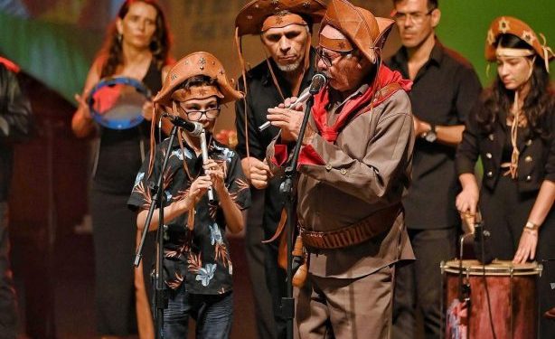 Dia dos Pais: professor do Centro Cultural Lourdes Ramalho relata sobre legado da música na família e como essa herança tem aproximado gerações