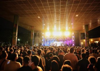 FESTIVAL DE INVERNO DE CAMPINA GRANDE: Mesmo com chuva público lota Parque Evaldo Cruz para assistir shows de Elba Ramalho e Luís Kiari