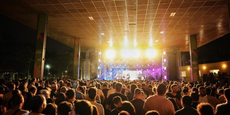 FESTIVAL DE INVERNO DE CAMPINA GRANDE: Mesmo com chuva público lota Parque Evaldo Cruz para assistir shows de Elba Ramalho e Luís Kiari