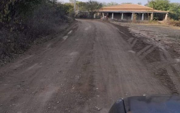 Comunidades rurais agradecem gestão de Monteiro e Secretaria de Agricultura pelos serviços de recuperação de estradas Comunidades rurais agradecem gestão de Monteiro e Secretaria de Agricultura pelos serviços de recuperação de estradas