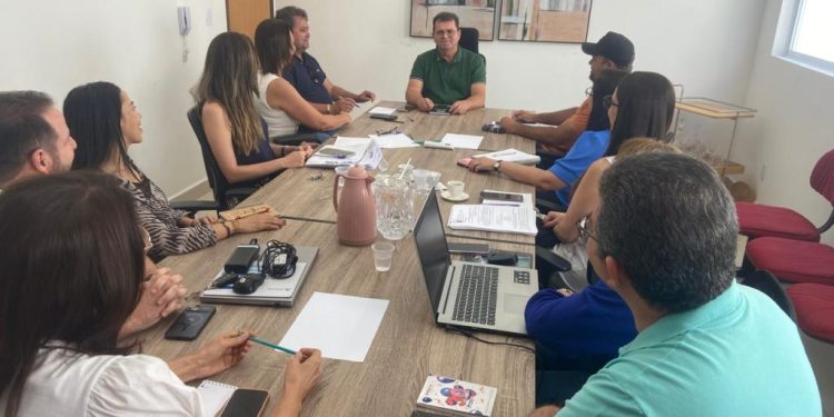 Prefeito Manezinho realiza reunião com equipe de governo para alinhar ações e projetos Prefeito Manezinho realiza reunião com equipe de governo para alinhar ações e projetos