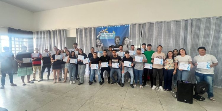 JOVENS EM AÇÃO: Ação Social Monteiro realiza entrega de certificados a 115 jovens empreendedores