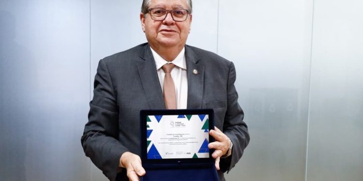 João Azevêdo recebe prêmio do Tesouro Nacional pela gestão fiscal da Paraíba