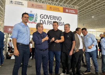 Município de Sumé recebe novo ônibus escolar do Governo do Estado